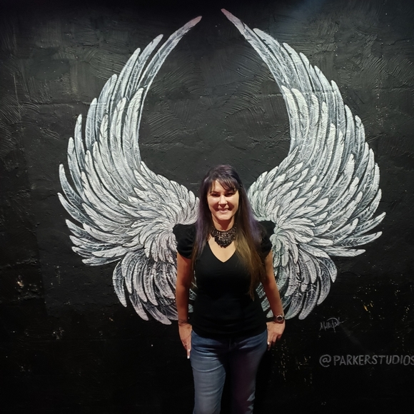 Meet your Posher, Robin - Picture 3 of 3